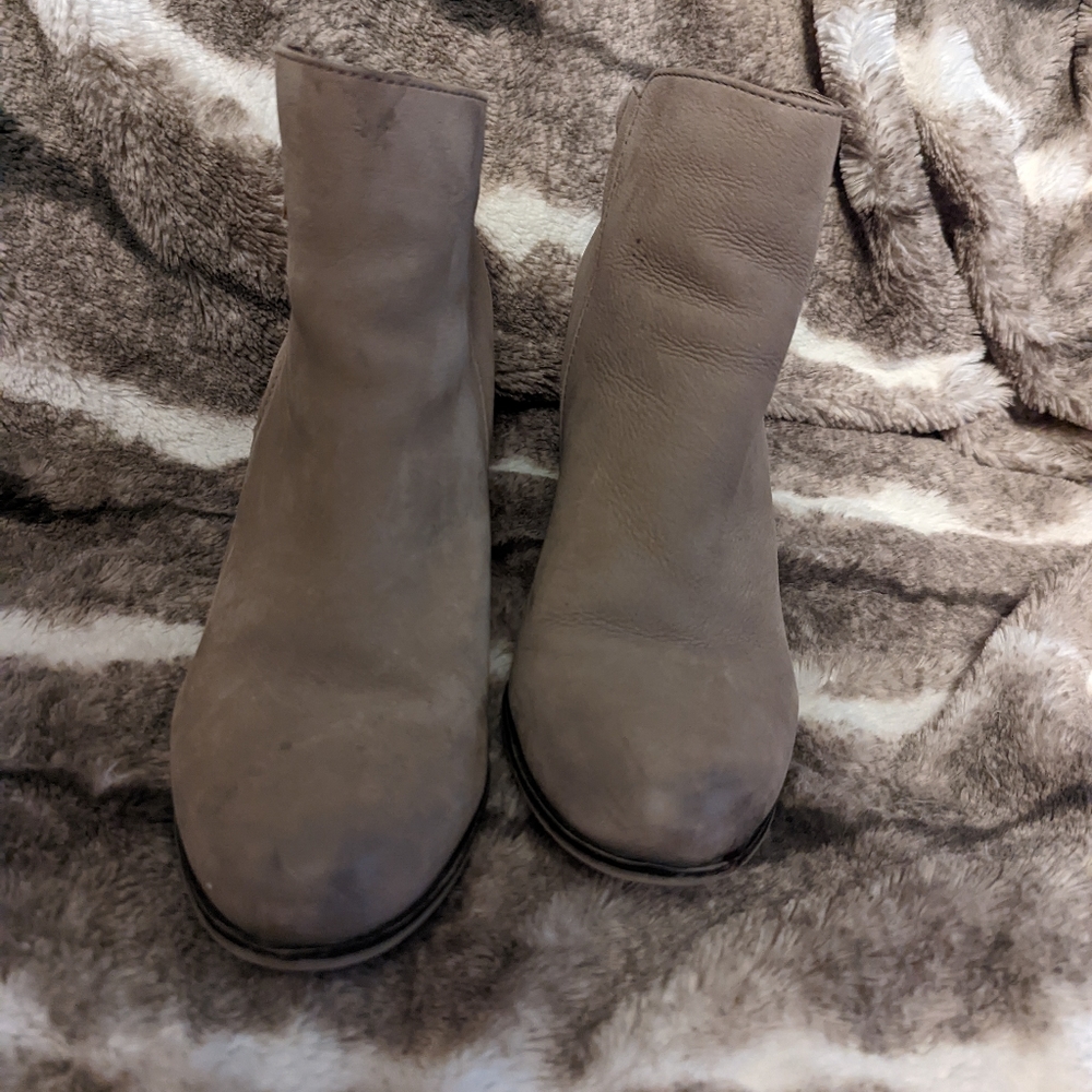 Also ankle boots
